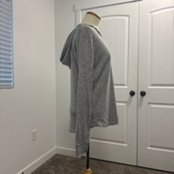 Women's Unbranded Lightweight Hoodie | Size: M | Color: Gray | w/Miravel Logo - Picture 2 of 3